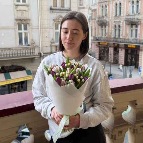 Витончений весняний букет із тюльпанами «Тиха радість»