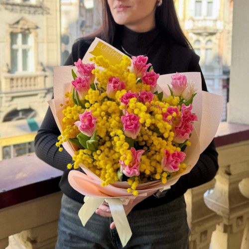 Сонячний весняний букет з італійською мімозою «Пухнасті промінчики»