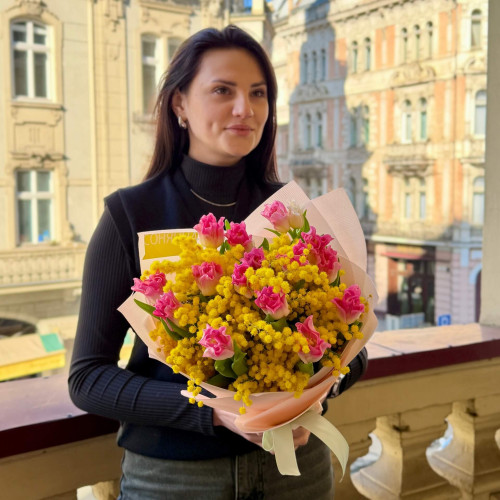 Сонячний весняний букет з італійською мімозою «Пухнасті промінчики»