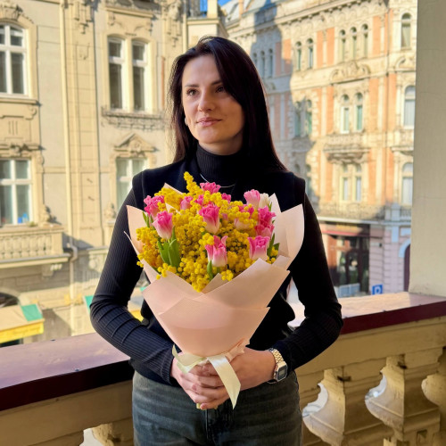 Сонячний весняний букет з італійською мімозою «Пухнасті промінчики»
