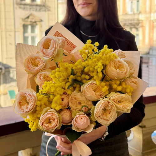 Милий весняний букет із піоновидною кущовою трояндою Darlington