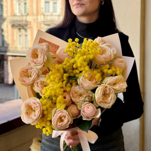 Милий весняний букет із піоновидною кущовою трояндою Darlington