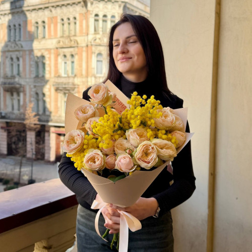 Милий весняний букет із піоновидною кущовою трояндою Darlington