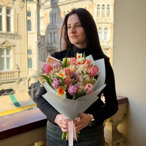 Кольоровий весняний букет із додаванням нарцисів «Радісний сад»