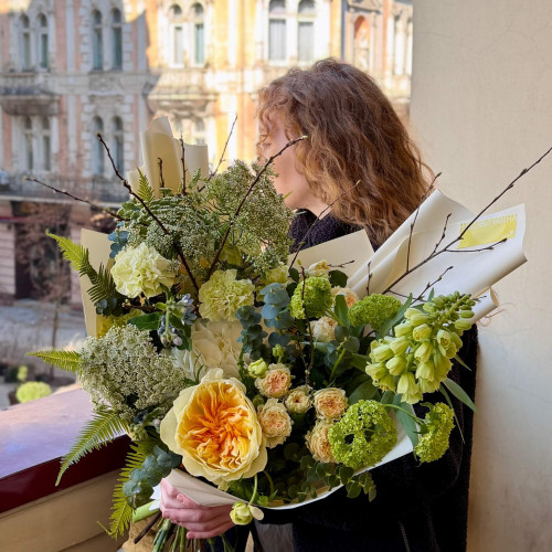 Піднесений весняний букет із фрітілярією «Подих квітів»