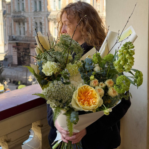 Піднесений весняний букет із фрітілярією «Подих квітів»