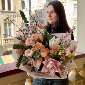 Вишуканий весняний букет із запашною лілією «Мрія дівчаток»