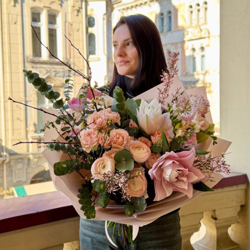 Вишуканий весняний букет із запашною лілією «Мрія дівчаток»