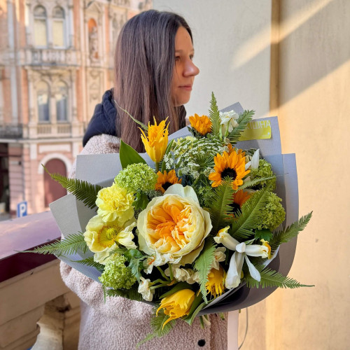 Ніжний весняний букет із піоновидною трояндою Antonia «Весна вже тут»