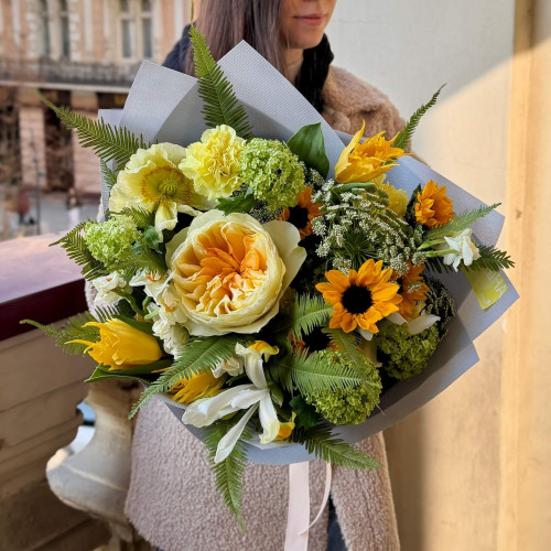 Ніжний весняний букет із піоновидною трояндою Antonia «Весна вже тут»