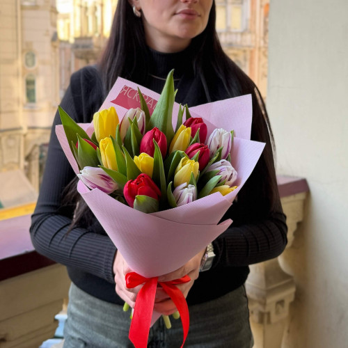 17 кольорових тюльпанів у букеті «Мить весни»