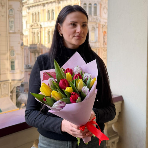 17 кольорових тюльпанів у букеті «Мить весни»