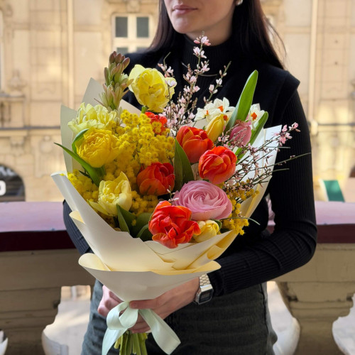 Різнобарвний весняний букет із мімозою «Яскравий настрій для тебе!»