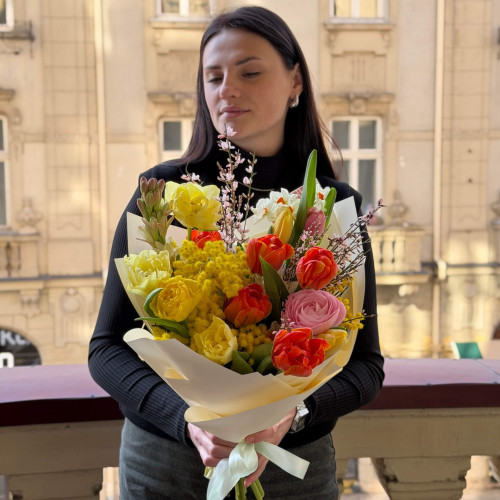 Різнобарвний весняний букет із мімозою «Яскравий настрій для тебе!»