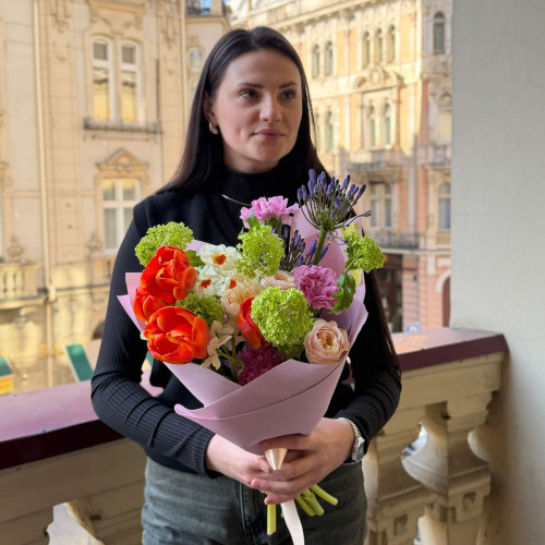 Дофаміновий весняний букет із вібурнумом «Сонце в долонях»