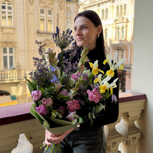 Польовий весняний букет із агапантусом «Дика природа»