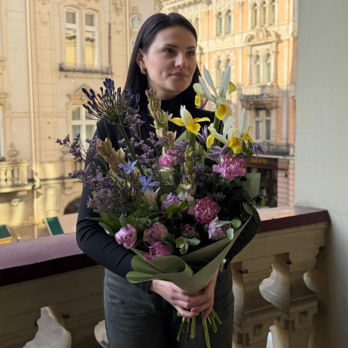 Польовий весняний букет із агапантусом «Дика природа»