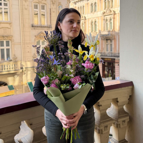 Польовий весняний букет із агапантусом «Дика природа»