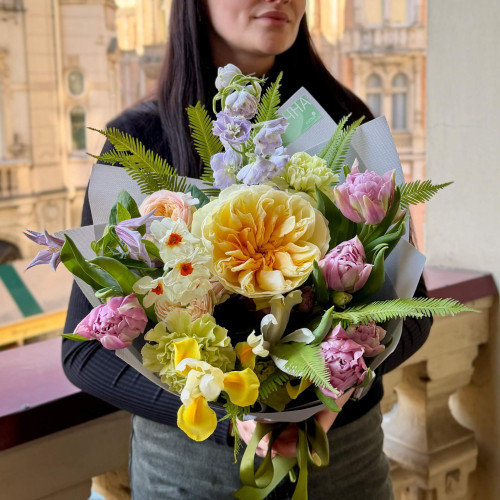 Ніжний весняний букет із трояндою Antonia «Зірка ранку»