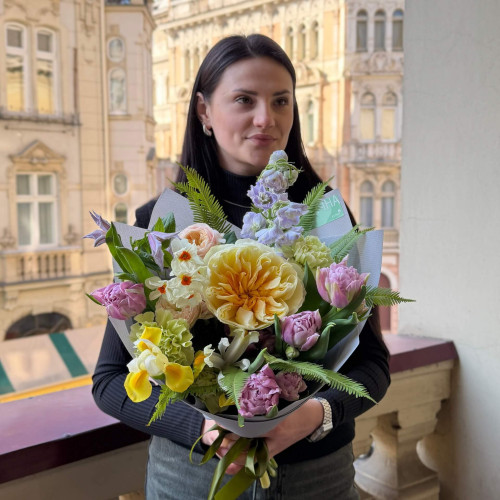 Ніжний весняний букет із трояндою Antonia «Зірка ранку»