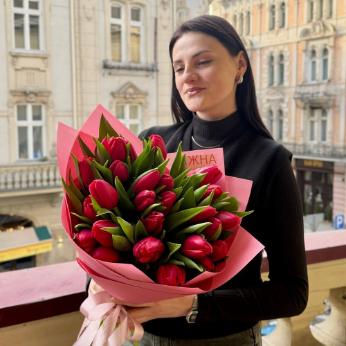 25 червоних весняних тюльпанів у букеті «Зірка зірок»