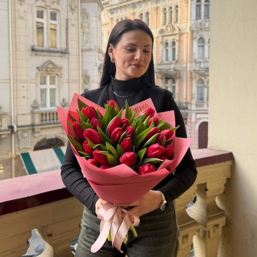 25 червоних весняних тюльпанів у букеті «Зірка зірок»
