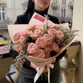 Ніжний весняний букет із кущової піоновидної троянди «Мить краси»