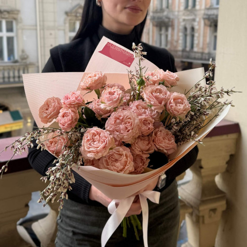 Ніжний весняний букет із кущової піоновидної троянди «Мить краси»