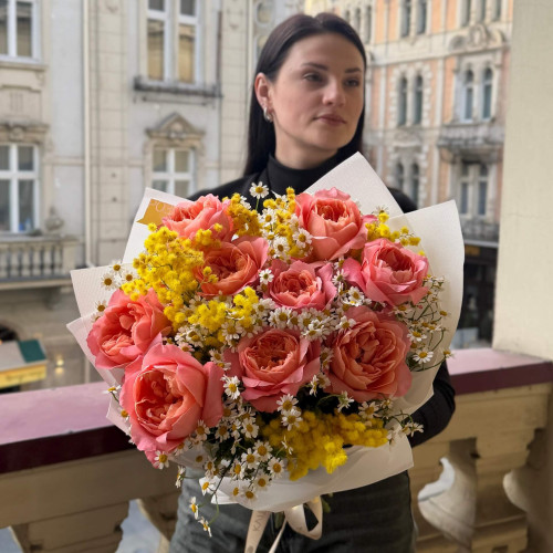 Солнечный букет с пионовидной розой Dragonfly «Солнышко в твоих ладонях»