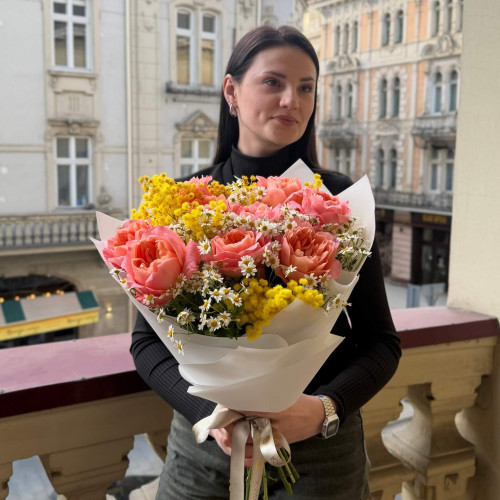 Солнечный букет с пионовидной розой Dragonfly «Солнышко в твоих ладонях»