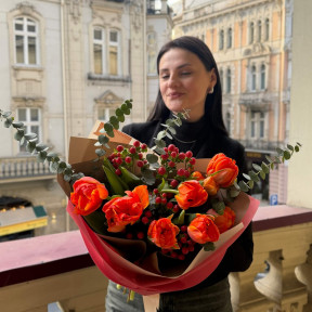 Палаючий весняний букет з тюльпанами «Вогняний спалах»