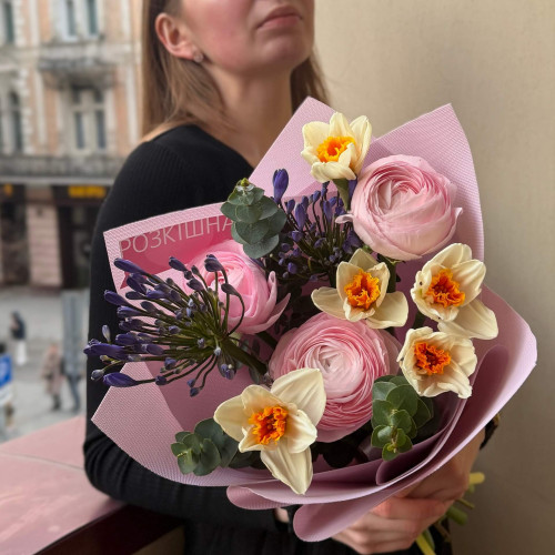 Стильний весняний букет із нарцисами «Примха Принцеси»