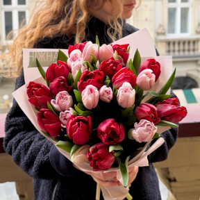 Яскравий весняний букет із 27 піоновидних тюльпанів «Маленьке кохання»