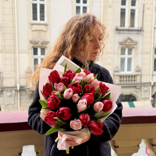 Яскравий весняний букет із 27 піоновидних тюльпанів «Маленьке кохання»