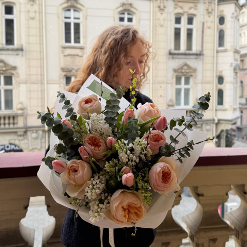 Ніжний букет із піоновидною трояндою Juliet «Кохання весни»