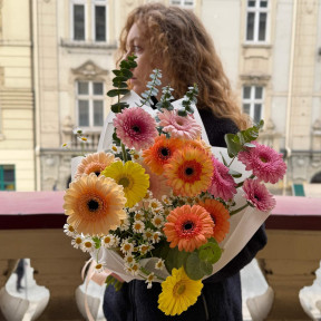 Кольоровий букет із герберамм «Пограй зі мною»