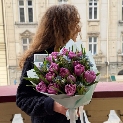 Весняний букет із піоновидними тюльпанами «Посмішка-веснянка»