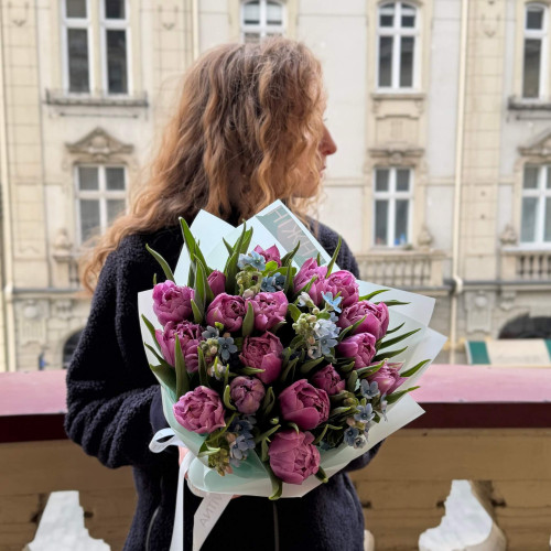 Весняний букет із піоновидними тюльпанами «Посмішка-веснянка»