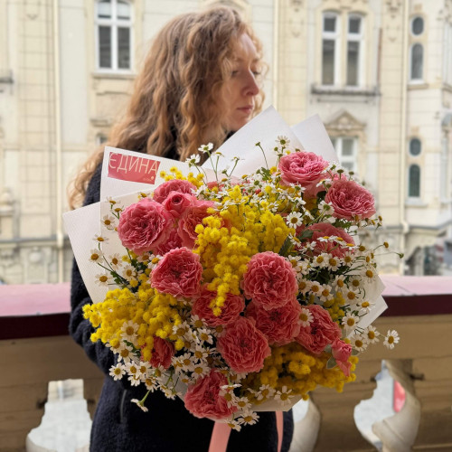 Сонячний букет із мімозою «Крильця метеликів»