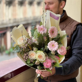 Милий букет з тюльпанами Vip Bandit та ранункулюсами «Зірка весни»