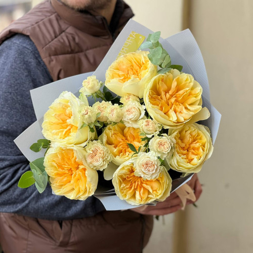 Букет з розкішною піоновидною трояндою Antonia «Сонячний поцілунок»