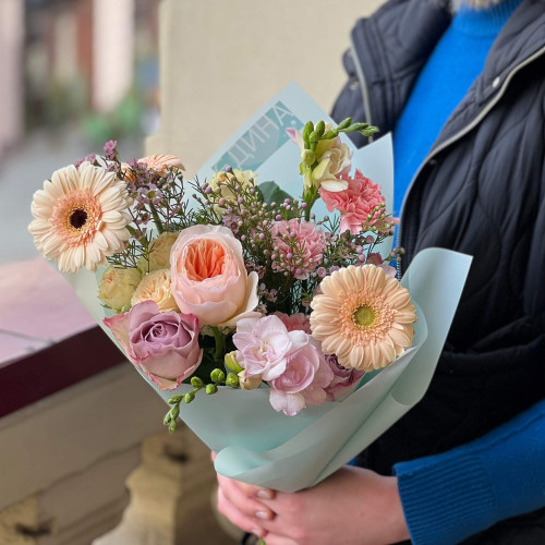 Цікавий збірний букет із трояндою Juliet «Грайливий поцілунок»