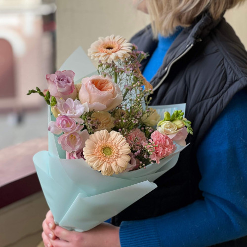 Цікавий збірний букет із трояндою Juliet «Грайливий поцілунок»