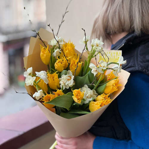 Букет з нарцисами та екзотичним тюльпаном Leo «Сонячний левчик»