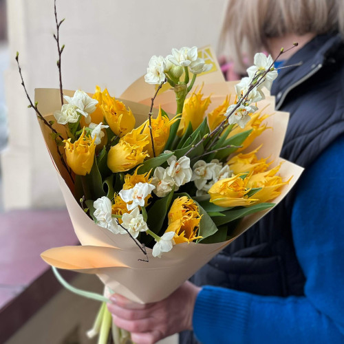 Букет з нарцисами та екзотичним тюльпаном Leo «Сонячний левчик»