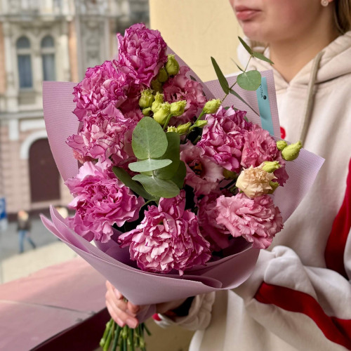 Пухнастий букет з еустомою та діантусами «Бажаний поцілунок»