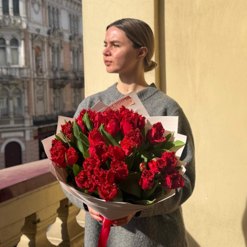 25 бахромчастих тюльпанів у букеті «Червоний промінь»
