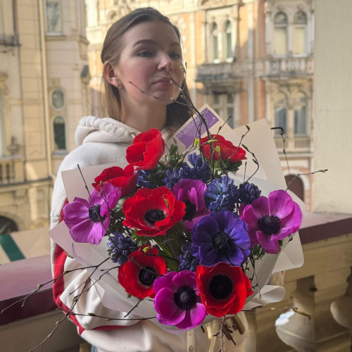 Розкішний букет з анемонів та гіацинтів  «Барвиста розкіш»