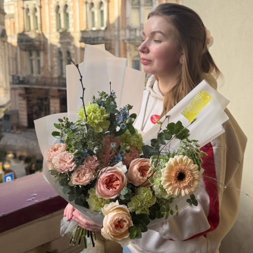 Збірний букет з преміальними піоновидними трояндами «Португальський привіт»