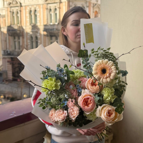 Збірний букет з преміальними піоновидними трояндами «Португальський привіт»